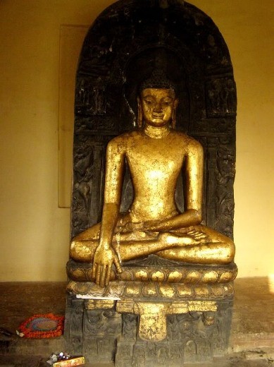 Tượng Phật trong một ngôi đền nhỏ, kế bên một khu phế tích, ngay ngã rẽ trái để đi đến Ramabhar Stupa Tượng Phật trong một ngôi đền nhỏ, kế bên một khu phế tích, ngay ngã rẽ trái để đi đến Ramabhar Stupa