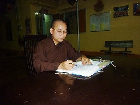 Đại đức Thích Niệm Tấn phải làm việc và ngủ bên hiên chùa, dành căn phòng tốt nhất cho lớp học từ thiện. Đại đức Thích Niệm Tấn phải làm việc và ngủ bên hiên chùa, dành căn phòng tốt nhất cho lớp học từ thiện.