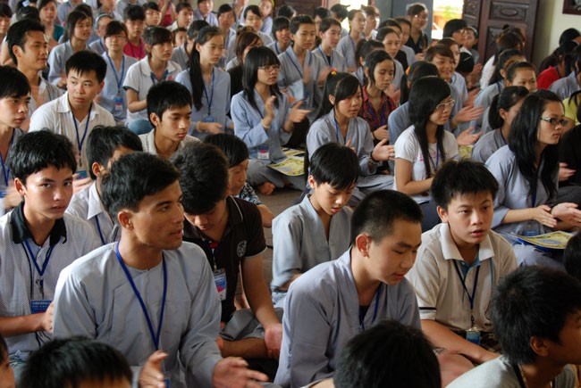 Giờ học Phật pháp (Nguồn ảnh: website chùa Bằng) Nghi he, gioi tre keo nhau len chua di...tu