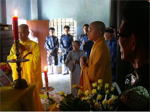 Con cháu họ Nguyễn Phước - dòng họ vua, tới làm lễ Lễ cầu siêu thứ phi vua Bảo Đại