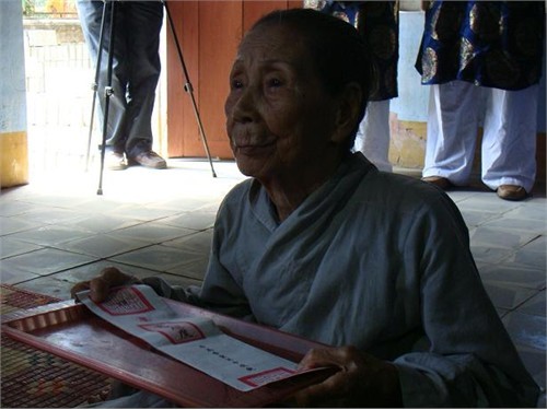 Bà Lê Thị Dinh, người thân cận nhất với Đức Từ cung - mẹ vua Bảo Đại - hành lễ Lễ cầu siêu thứ phi vua Bảo Đại