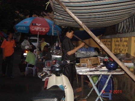 A TU TAP TRUOC CHUA.JPG