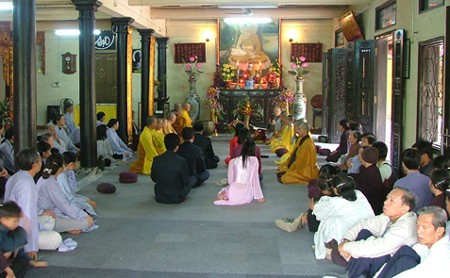 Một đám cưới được tổ chức theo nghi lễ ở chùa. Giới trẻ và đám cưới nơi cửa Phật