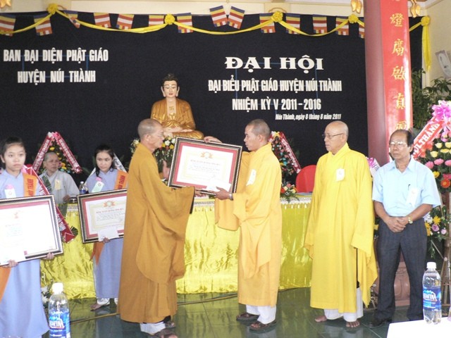 Ban Trị Sự tặng bằng tuyên dương công đức cho Ban đại diện nhiệm kỳ IV.JPG