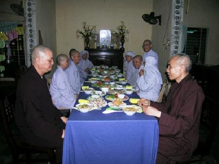 Bữa cơm chay trong chùa. Bữa cơm chay trong chùa.