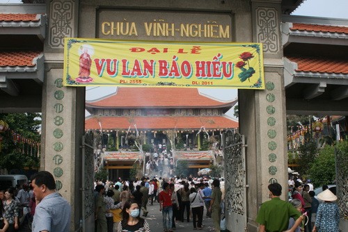 Lên chùa chiêm bái ngày lễ Vu lan ảnh 1