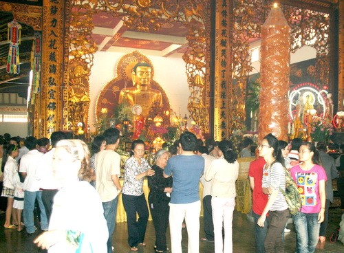 Lên chùa chiêm bái ngày lễ Vu lan ảnh 2