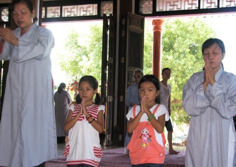 Lên chùa chiêm bái ngày lễ Vu lan ảnh 12