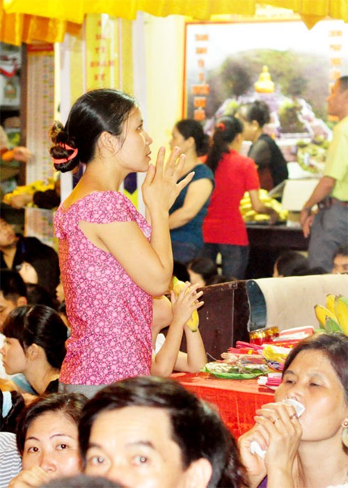 Vu lan là một lễ lớn và đặc biệt, bởi nó không chỉ giành cho người già, trung niên, doanh nhân hay người đã nghỉ hưu, mà các em nhỏ, các bạn trẻ cũng xem đây là một đại lễ. Tụng kinh Vu lan. Rằm tháng 7 là thời điểm vàng mã được đốt ngang với Tết Nguyên đán và rằm tháng Giêng. Mẹ và con cùng lên chùa làm lễ. Hưởng lộc chùa trong ngày báo hiếu. Tấp nập lên chùa dự lễ Vu lan