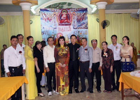 Quý bà Kim Hồng làm từ thiện cùng chồng con ảnh 2 Á hậu quý bà Việt Nam 2009 Đàm Thị Lý cũng có mặt (người mặc áo dài vàng).