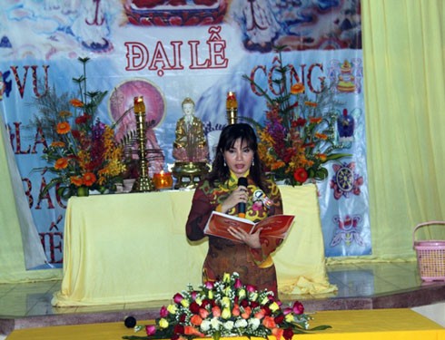 Quý bà Kim Hồng làm từ thiện cùng chồng con ảnh 4 Lời bộc bạch của Kim Hồng làm những người có mặt tại buổi lễ xúc động.