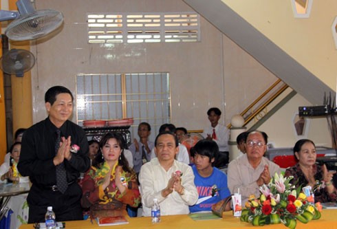 Quý bà Kim Hồng làm từ thiện cùng chồng con ảnh 5 Sau khi kết hôn vào đầu năm, doanh nhân Hoàng Châu luôn sánh vai cùng vợ trong những sự kiện xã hội.