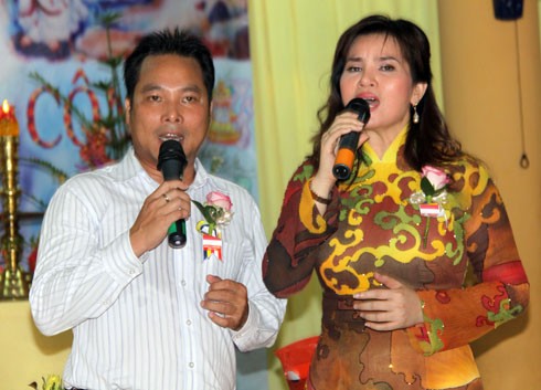 Quý bà Kim Hồng làm từ thiện cùng chồng con ảnh 7 quý bà, cùng ca sĩ Ngọc Hải hát ca khúc Huyền thoại mẹ, gợi nhớ thời còn là giáo viên dạy nhạc của mình.