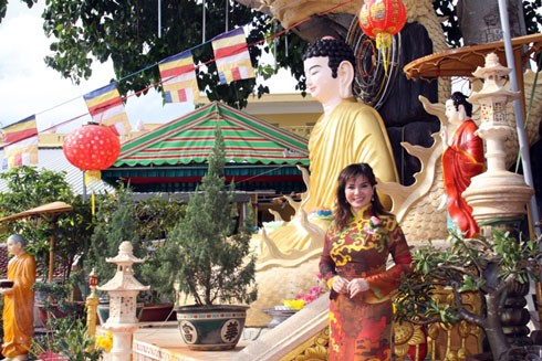 Quý bà Kim Hồng làm từ thiện cùng chồng con ảnh 11 Đang rất bận rộn trong vai trò trưởng ban tổ chức cuộc thi Hoa hậu các dân tộc Việt Nam lần II – Năm 2011 sắp diễn ra vào tháng 12, nhưng chị vẫn dành thời gian đi lễ chùa, tìm những giây phút tịnh tâm.