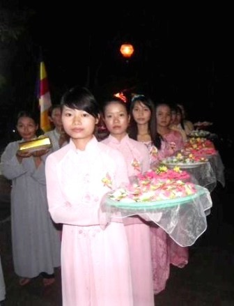 Đội cài hoa chùa Quan Mạc.JPG