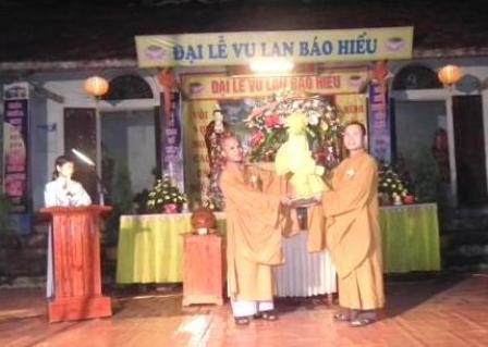 __i __c Thích Minh Thu_n _y viên Ban ho_ng pháp trung __ng, phó Ban tr_ s_ Ph_t giáo t_nh Phú Th_, t_ng hoa chúc m_ng Vu lan Báo hi_u t_a chùa Quan M_c.JPG