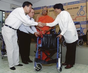 Sri Lanka: Chùa Mahindarama tặng xe lăn và phương tiện đi lại ảnh 1 Từ trái sang Tiến sĩ Yang Yit Min, Kung Kok Chye và HT E. Indaratana Maha Thera bàn giao xe lăn cho ngài Dilan Perera. -ảnh G. S. Narinder Singh.jpg