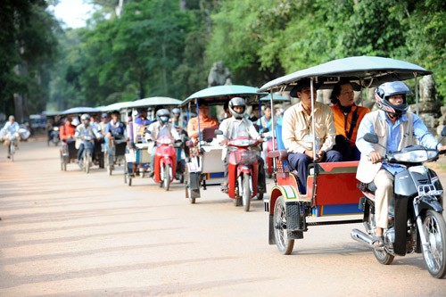 Đức Hải trong vai công an của Việt Nam và Trường Thịnh là cảnh sát của Campuchia. Cả hai phối hợp bắt tên hung thủ do Đức Tiến đóng đang trốn ở xứ người Đức Tiến trong vai giang hồ hoàn lương được cô gái Văn Phượng cưu mang ở xứ người. Cặp đôi đã trở thành vợ chồng Khu đền Angkor dành cho khách du lịch. Nhưng Việt Trinh liên tục cho chặn đường để quay phim, khiến nhiều người lo lắng "Bà mẹ một con" cùng tổ đạo diễn hồi hộp với từng cảnh quay Việt Trinh cùng quay phim Văn Khuê và Văn Phượng Việt Trinh từng muốn bán nhà để làm phim