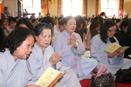 Kiều bào tại Anh tổ chức Lễ Vu lan và ủng hộ nạn nhân chất độc da cam ở Việt Nam ảnh 2 tin-a2.jpg