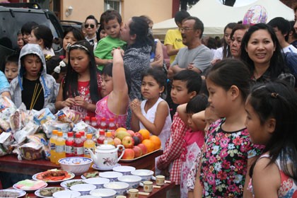 Kiều bào tại Anh tổ chức Lễ Vu lan và ủng hộ nạn nhân chất độc da cam ở Việt Nam ảnh 3 tin6.jpg