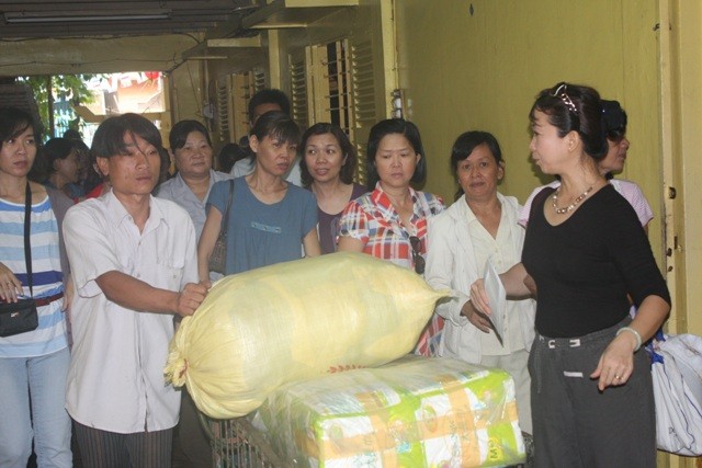 Cựu học sinh Minh Khai đến với trẻ em mồ côi ảnh 1 anh 2-cuuhocsinhchia se.jpg