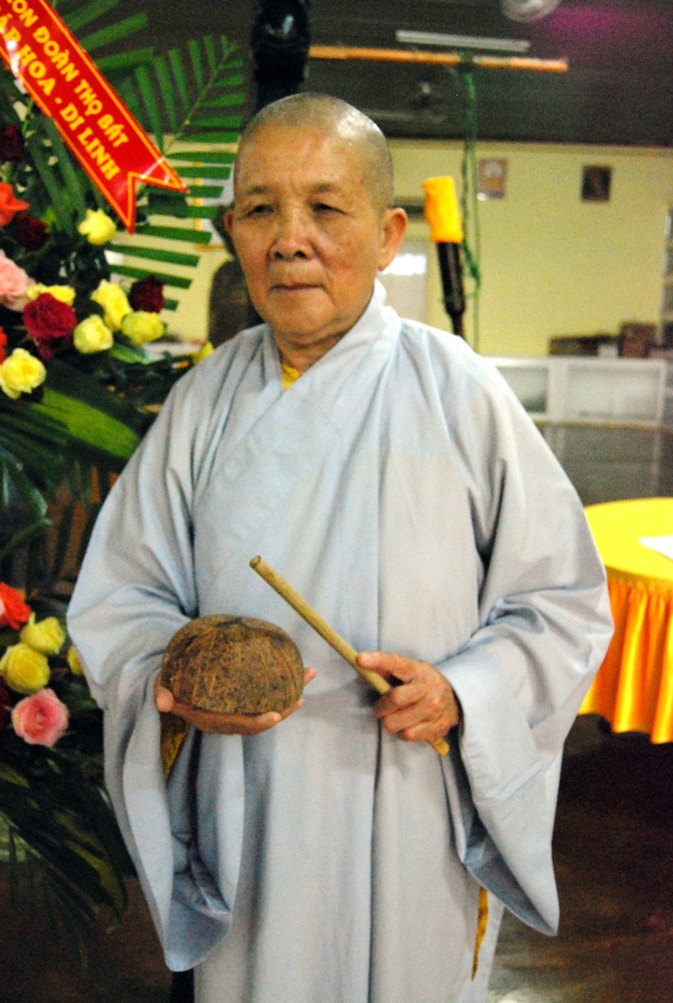 Ni sư Minh Hiền và chiếc mõ gáo dừa. Ảnh: Kim Anh Ni sư Minh Hiền và chiếc mõ gáo dừa
