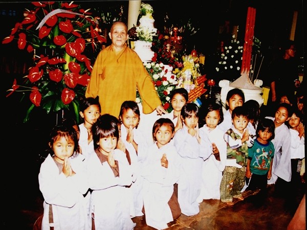 Chùa hai cô với mõ gáo dừa ảnh 1 Ni sư cùng các phật tử K’Ho nhỏ tuổi