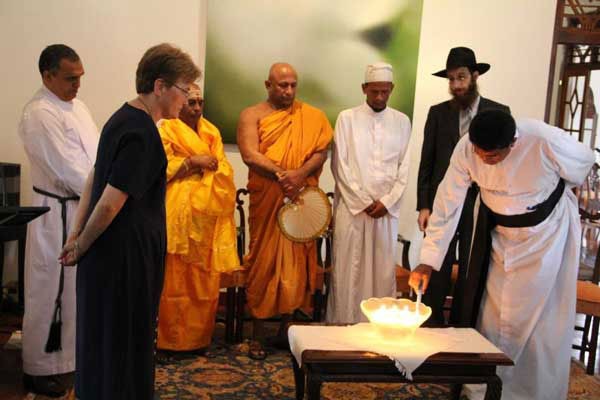 Hoa Kỳ: Phật tử làm lễ Tsok cho các nạn nhân ngày 11-9 ảnh 1 Buổi lễ tại tư dinh bà Đại sứ.jpg