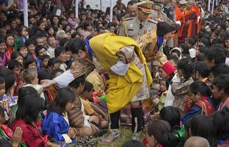 Nguyên thủ quốc gia trẻ nhất thế giới cưới thường dân ảnh 11 Nguyên thủ quốc gia trẻ nhất thế giới cưới thường dân ảnh 11