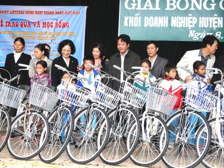 Trao 11 Chiếc xe Đạp cho các em học sinh Nghèo.JPG