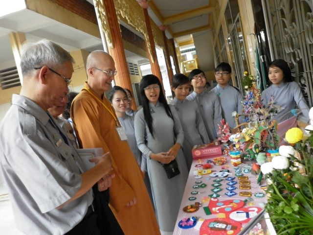 Quý tăng niu tham quan khu triễn lãm.ND.JPG