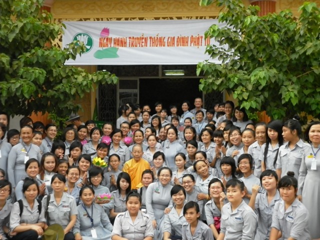 chụp hình lưu niệm với sư cô trụ trì.ND.JPG