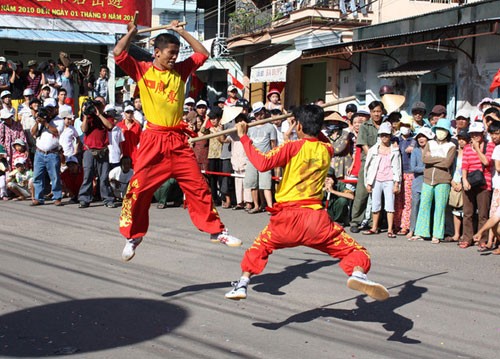 Mỗi một con sư tử cần có 2 người biểu diễn. Múa sư tử thật sự khó hơn những gì chúng ta tưởng tượng. Để trở thành một người múa sư tử chuyên nghiệp, bạn cần 2 năm để tập luyện Cồng chiêng và trống là những đạo cụ không thể thiếu khi biểu diễn múa sư tử Múa sư tử không chỉ là một hoạt động vui chơi giải trí mà nó còn mang nhiều ý nghĩa lớn lao. Một thanh niên đóng vai người huấn luyện sư tử trong một câu chuyện truyền thuyết Những vũ công múa sư tử được huấn luyện từ năm 8 tuổi và thường "giải nghệ" khi bước sang độ tuổi 20 Đoàn múa Kỳ Lân của Phan Thiết chỉ xuất hiện 2 năm một lần tại Lễ hội Nghinh Ông. Với chiều dài 49m, và cần có 22 người biểu diễn, đây là con Kỳ Lân lớn nhất Việt Nam. Bắt nguồn từ văn hóa cổ Trung Quốc, kỳ lân là một loài mang đuôi rắn, mình dê, đầu sư tử Đấu võ gậy cũng bao gồm trong hoạt động múa rồng. Tuy đã rất cẩn thận, nhưng đôi khi hoạt động vui chơi này vẫn gây tai nạn Rồng được coi là biểu tượng của sức mạnh và sự may mắn. Sự kết hợp giữa màu đỏ và màu bạc tượng trưng cho hạnh phúc và sự thịnh vượng Múa rồng là một nghi thức được truyền từ đời cha sang đời con. Anh Trần Văn Vũ (20 tuổi) là thế hệ thứ 4 trong gia đình tham gia hoạt động múa rồng. Anh cũng chính là đội trưởng của đoàn Quảng Đông vì có kinh nghiệm múa rồng lâu nhất Có rất nhiều mẫu trang phục cũng như kỹ thuật biểu diễn khác nhau cho hoạt động múa sư tử ở Việt Nam Múa sư tử ở Việt Nam qua ống kính du khách nước ngoài