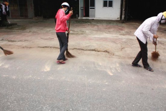 Hà Tĩnh: Hàng ngàn người đổ ra đường xem ĐĐ.Thích Tâm Mẫn "nhất bộ nhất bái" ảnh 2 Hà Tĩnh: Hàng ngàn người đổ ra đường xem ĐĐ.Thích Tâm Mẫn "nhất bộ nhất bái" ảnh 2