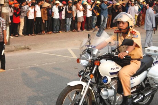 Hà Tĩnh: Hàng ngàn người đổ ra đường xem ĐĐ.Thích Tâm Mẫn "nhất bộ nhất bái" ảnh 6 Hà Tĩnh: Hàng ngàn người đổ ra đường xem ĐĐ.Thích Tâm Mẫn "nhất bộ nhất bái" ảnh 6