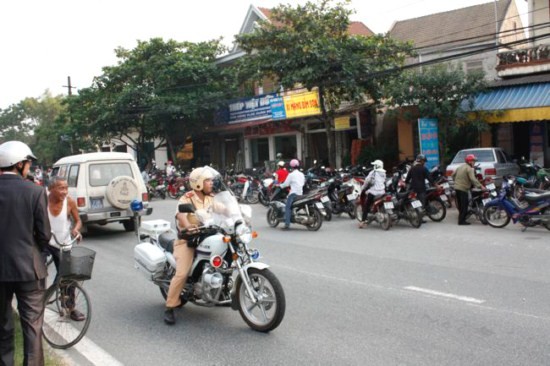 Hà Tĩnh: Hàng ngàn người đổ ra đường xem ĐĐ.Thích Tâm Mẫn "nhất bộ nhất bái" ảnh 5 Hà Tĩnh: Hàng ngàn người đổ ra đường xem ĐĐ.Thích Tâm Mẫn "nhất bộ nhất bái" ảnh 5