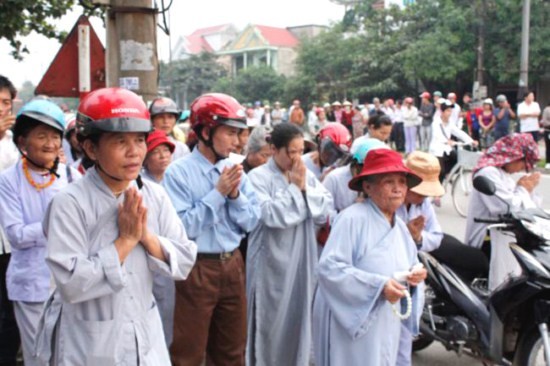 Hà Tĩnh: Hàng ngàn người đổ ra đường xem ĐĐ.Thích Tâm Mẫn "nhất bộ nhất bái" ảnh 9 Hà Tĩnh: Hàng ngàn người đổ ra đường xem ĐĐ.Thích Tâm Mẫn "nhất bộ nhất bái" ảnh 9