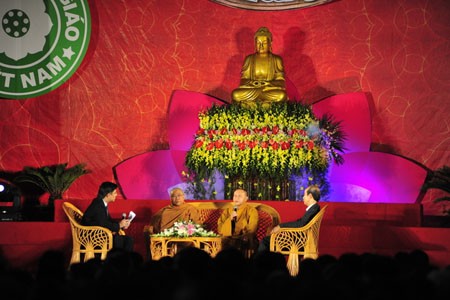 Dàn đồng ca do các tăng ni phật tử khai mạc đêm giao lưu Sư cô Thích Đàm Lan - trụ trì chùa Bồ Đề (Long Biên, Hà Nội), người tạo chốn nương thân của hàng trăm trẻ em mồ côi, nhiễm HIV. Giàn hợp xướng do thượng tọa Thích Thanh Hiền chỉ đạo nghệ thuật Các vị cao tăng trong Giáo hội Phật giáo Việt Nam Chương trình với sự tham gia các tăng ni Học viện Phật giáo Việt Nam Đôi bàn tay lần tràng hạt của một cao tăng Một phóng viên Phật giáo đang tác nghiệp Đại diện các ban ngành và đoàn thể tham dự Bà con Phật tử đến từ nhiều tỉnh thành trong cả nước. Thượng tọa Thích Thanh Nhiễu - Phó Chủ tịch Hội đồng trị sự, Giáo hội Phật giáo Việt Nam Giao lưu với các tăng ni làm tốt công tác từ thiện. Giao lưu với sư cô Thích Nữ Liên Thanh – Trụ trì chủa Long Bửu (Bình Dương), nơi có một phòng khám đa khoa dành cho bà con nghèo. Một em bé say sưa ngắm ảnh trên máy của sư thầy Thích Thiện Đạo, chùa Phú Xá, Tây Hồ, Hà Nội Tôn vinh những đóng góp vào công tác từ thiện, ông Nguyễn Văn Pha - Phó Chủ tịch T.Ư MTTQ Việt Nam tặng bức tranh sen cho đại diện của Giáo hội Phật giáo Việt Nam. Dàn đồng ca do các tăng ni phật tử khai mạc đêm giao lưu Sư cô Thích Đàm Lan - trụ trì chùa Bồ Đề (Long Biên, Hà Nội), người tạo chốn nương thân của hàng trăm trẻ em mồ côi, nhiễm HIV. Giàn hợp xướng do thượng tọa Thích Thanh Hiền chỉ đạo nghệ thuật Các vị cao tăng trong Giáo hội Phật giáo Việt Nam Chương trình với sự tham gia các tăng ni Học viện Phật giáo Việt Nam Đôi bàn tay lần tràng hạt của một cao tăng Một phóng viên Phật giáo đang tác nghiệp Đại diện các ban ngành và đoàn thể tham dự Bà con Phật tử đến từ nhiều tỉnh thành trong cả nước. Thượng tọa Thích Thanh Nhiễu - Phó Chủ tịch Hội đồng trị sự, Giáo hội Phật giáo Việt Nam Giao lưu với các tăng ni làm tốt công tác từ thiện. Giao lưu với sư cô Thích Nữ Liên Thanh – Trụ trì chủa Long Bửu (Bình Dương), nơi có một phòng khám đa khoa dành cho bà con nghèo. Một em bé say sưa ngắm ảnh trên máy của sư thầy Thích Thiện Đạo, chùa Phú Xá, Tây Hồ, Hà Nội Tôn vinh những đóng góp vào công tác từ thiện, ông Nguyễn Văn Pha - Phó Chủ tịch T.Ư MTTQ Việt Nam tặng bức tranh sen cho đại diện của Giáo hội Phật giáo Việt Nam.