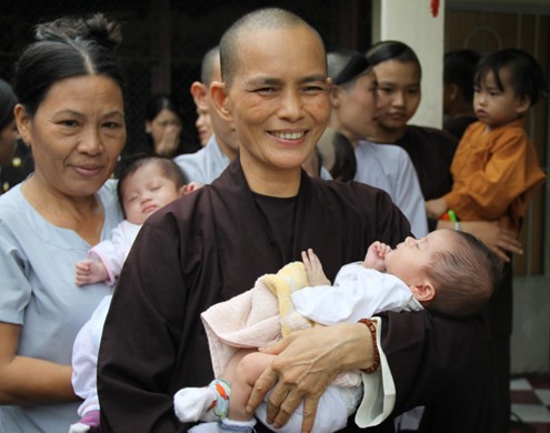 Niềm vui của sư thầy khi nhận được quà các nghệ sĩ gửi tặng cho chùa.