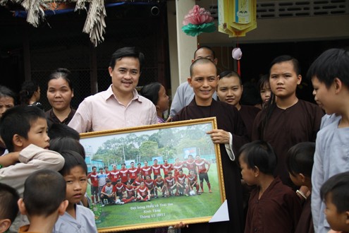 Chi Bảo, Trương Minh Cường... đều nằm trong CLB bóng đá Hiểu về Trái tim. Đại diện của CLB này tặng cho sư thầy bức tranh của đội bóng. Qua chuyến đi, đoàn đã tặng hơn 200 phần quà do các doanh nghiệp đóng góp.