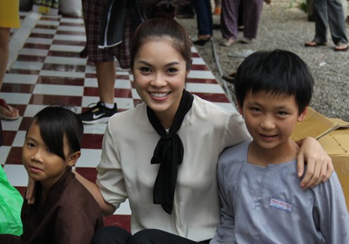 Diễn viên Thúy Nga vui vẻ bên các em nhỏ ở chùa.
