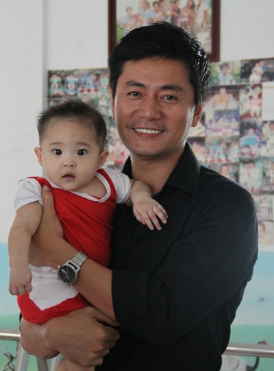 Ngày 6/11, diễn viên Trương Minh Cường cùng nhiều nghệ sĩ thuộc chi hội từ thiện "Hiểu về trái tim" đến Vũng Tàu