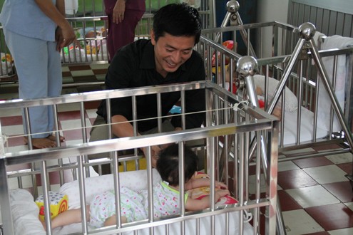 Diễn viên "Gió nghịch mùa" đến từng giường để thăm các bé nhỏ.