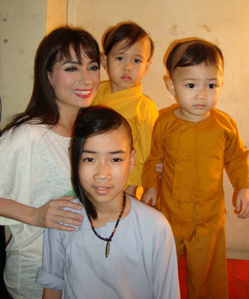 Phi Nhung hạnh phúc với…13 đứa con ảnh 3