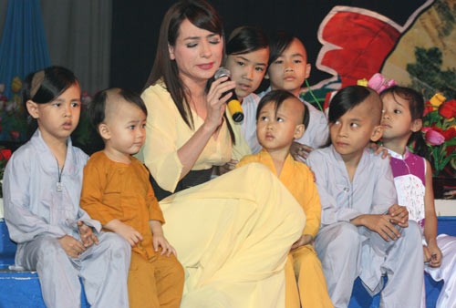 Phi Nhung hạnh phúc với…13 đứa con ảnh 1