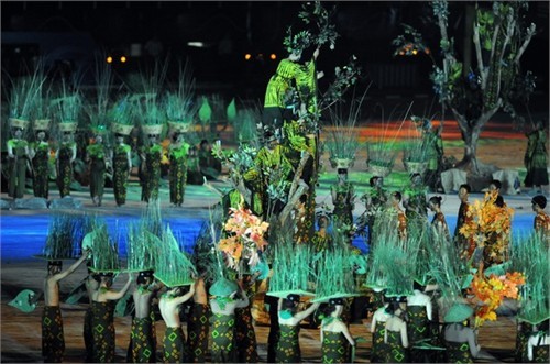 Biểu tượng hình ảnh Đức Phật và chùa Thiên Mụ của đoàn thể thao Việt Nam tại SEA Games 26 ảnh 4 Lễ khai mạc SEA Games 26 rực rỡ ánh sáng laser và pháo hoa