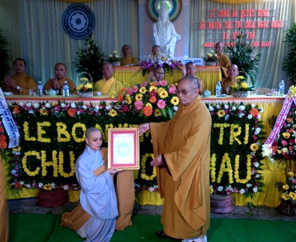 whòa thượng Thích Chí Đạo, phó ban trị sự trao quyết định.JPG