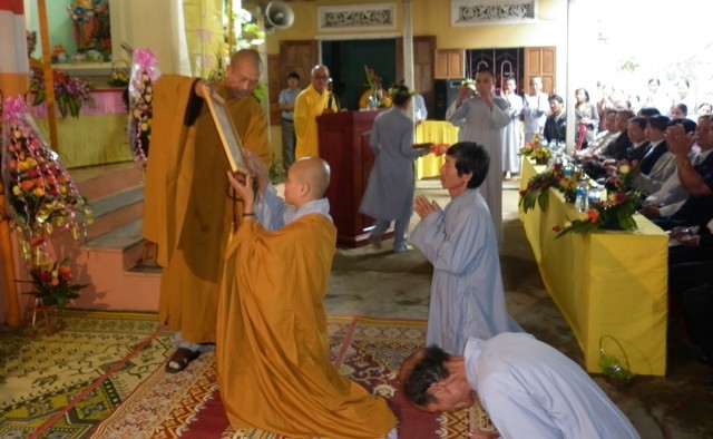 hòa thượng thích thiện thành phó ban trị sự trao quyết định cho tân trụ trì.JPG