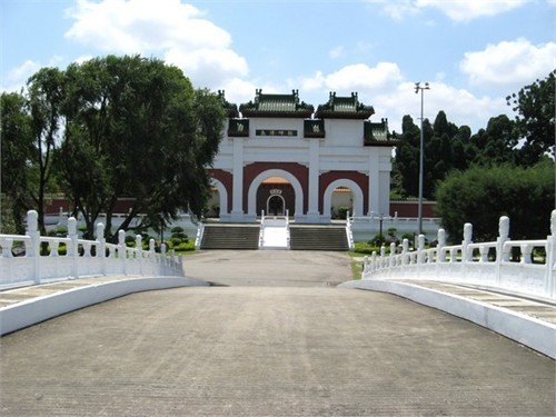 Có hai cửa để vào Chinese Garden: một cổng phụ từ ga tàu điện cùng tên và một cổng chính ở phía Tây. Nằm ngay gần cổng chính là cây cầu White Rainbow – cầu vồng trắng. Đúng như tên gọi của nó, thành cây cầu này sơn hoàn toàn bằng một màu trắng sang trọng, nó mô phỏng phong cách cây cầu 17-Arch trong cung điện Mùa hè ở Bắc Kinh. Đứng trên Cầu Vồng Trắng sẽ dễ dàng quan sát thấy chùa tháp đôi – Twin Pagodas tráng lệ được xây dựng nổi trên mặt hồ cách đó không xa. Đi qua Cầu Vồng Trắng là đến một khu nhà với nhiều khung cửa tò vò - kiểu kiến trúc nổi tiếng và tiêu biểu của Trung Hoa. Ngay sau khu cửa chính của tòa nhà này là một ao cá nhỏ mang tên “Thiên đường của những chú cá”. Người ta cũng dành riêng một phần không gian để làm bảo tàng rùa sống. Tại đây còn có hai khoảng sân chung nằm giữa các gian nhà – kiểu sân phổ biến ở những ngôi nhà Trung Hoa truyền thống. Hình ảnh Tea house – ngôi nhà để thưởng thức trà trong khuôn viên Chinese garden. Nó là kiến trúc thu nhỏ dựa theo phong cách thiết kế cầu kỳ của phòng trưng bày nghệ thuật xoáy trôn ốc ở cung điện Mùa hè (Bắc Kinh). Ngồi tại Tea house có thể ngắm nhìn Stone boat – cũng là một kiểu kiến trúc truyền thống đặc trưng của Trung Hoa nằm chênh chếch trên mặt hồ phía đối diện. Đây là hình ảnh nhìn từ phía ngoài vườn bonsai trong Chinese garden. Khu này bắt đầu mở cửa vào tháng 6 năm 1992 và được đầu tư không ít tiền của để trở thành vườn Bonsai tầm cỡ thế giới với hàng ngàn chậu bonsai được nhập khẩu chủ yếu từ Trung Quốc cùng các chuyên gia hàng đầu trong lĩnh vực này. Do nằm trên hai hòn đảo thuộc hồ Jurong nên khuôn viên Chinese garden có rất nhiều cầu: từ những chiếc cầu lớn cho đến những chiếc cầu be bé xinh xinh tô điểm cho khung cảnh thêm nên thơ. Chiếc cầu này nằm trong “Garden of Abundance” – khu vườn phồn thịnh. Nơi đây có trồng cây lựu một trăm năm tuổi và trưng bày tượng đá mười hai con giáp. Ngọn tháp vươn lên phía sau những bóng cây xanh mướt mát là tháp Nhập vân. Tòa tháp này gồm bảy tầng và được thiết kế phỏng theo một ngôi chùa ở Nam Kinh (Trung Quốc). Leo lên đỉnh tháp Nhập Vân có thể ngắm nhìn bao quát toàn bộ khuôn viên Chinese Garden. Trong hình là chiếc cầu nối giữa Chinese Garden và Japanese Garden. Dọc bên con đường gần tháp Nhập Vân là tượng của tám vị anh hùng Trung Hoa cổ đại. Không gian xanh thanh bình của một trong những công viên nổi tiếng nhất trên đảo quốc Sư tử. Thăm vườn Trung Hoa ở Singapore