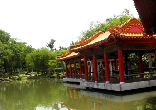 Có hai cửa để vào Chinese Garden: một cổng phụ từ ga tàu điện cùng tên và một cổng chính ở phía Tây. Nằm ngay gần cổng chính là cây cầu White Rainbow – cầu vồng trắng. Đúng như tên gọi của nó, thành cây cầu này sơn hoàn toàn bằng một màu trắng sang trọng, nó mô phỏng phong cách cây cầu 17-Arch trong cung điện Mùa hè ở Bắc Kinh. Đứng trên Cầu Vồng Trắng sẽ dễ dàng quan sát thấy chùa tháp đôi – Twin Pagodas tráng lệ được xây dựng nổi trên mặt hồ cách đó không xa. Đi qua Cầu Vồng Trắng là đến một khu nhà với nhiều khung cửa tò vò - kiểu kiến trúc nổi tiếng và tiêu biểu của Trung Hoa. Ngay sau khu cửa chính của tòa nhà này là một ao cá nhỏ mang tên “Thiên đường của những chú cá”. Người ta cũng dành riêng một phần không gian để làm bảo tàng rùa sống. Tại đây còn có hai khoảng sân chung nằm giữa các gian nhà – kiểu sân phổ biến ở những ngôi nhà Trung Hoa truyền thống. Hình ảnh Tea house – ngôi nhà để thưởng thức trà trong khuôn viên Chinese garden. Nó là kiến trúc thu nhỏ dựa theo phong cách thiết kế cầu kỳ của phòng trưng bày nghệ thuật xoáy trôn ốc ở cung điện Mùa hè (Bắc Kinh). Ngồi tại Tea house có thể ngắm nhìn Stone boat – cũng là một kiểu kiến trúc truyền thống đặc trưng của Trung Hoa nằm chênh chếch trên mặt hồ phía đối diện. Đây là hình ảnh nhìn từ phía ngoài vườn bonsai trong Chinese garden. Khu này bắt đầu mở cửa vào tháng 6 năm 1992 và được đầu tư không ít tiền của để trở thành vườn Bonsai tầm cỡ thế giới với hàng ngàn chậu bonsai được nhập khẩu chủ yếu từ Trung Quốc cùng các chuyên gia hàng đầu trong lĩnh vực này. Do nằm trên hai hòn đảo thuộc hồ Jurong nên khuôn viên Chinese garden có rất nhiều cầu: từ những chiếc cầu lớn cho đến những chiếc cầu be bé xinh xinh tô điểm cho khung cảnh thêm nên thơ. Chiếc cầu này nằm trong “Garden of Abundance” – khu vườn phồn thịnh. Nơi đây có trồng cây lựu một trăm năm tuổi và trưng bày tượng đá mười hai con giáp. Ngọn tháp vươn lên phía sau những bóng cây xanh mướt mát là tháp Nhập vân. Tòa tháp này gồm bảy tầng và được thiết kế phỏng theo một ngôi chùa ở Nam Kinh (Trung Quốc). Leo lên đỉnh tháp Nhập Vân có thể ngắm nhìn bao quát toàn bộ khuôn viên Chinese Garden. Trong hình là chiếc cầu nối giữa Chinese Garden và Japanese Garden. Dọc bên con đường gần tháp Nhập Vân là tượng của tám vị anh hùng Trung Hoa cổ đại. Không gian xanh thanh bình của một trong những công viên nổi tiếng nhất trên đảo quốc Sư tử. Thăm vườn Trung Hoa ở Singapore